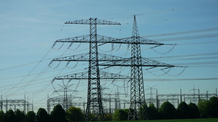 Hochspannungsmasten in der Landschaft