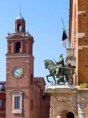 statue del palazzo municipale e torre dell' orologio di ferrara in italia, statues of the town hall...