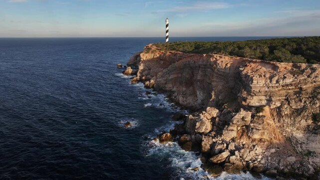 Faro de Punta Moscater pr&oacute;ximo a Sant Joan de Labritja, costa norte Ibiza, en el archipi&eacute;lago de las islas Baleares, Espa&ntilde;a
