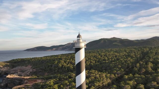 Faro de Punta Moscater pr&oacute;ximo a Sant Joan de Labritja, costa norte Ibiza, en el archipi&eacute;lago de las islas Baleares, Espa&ntilde;a