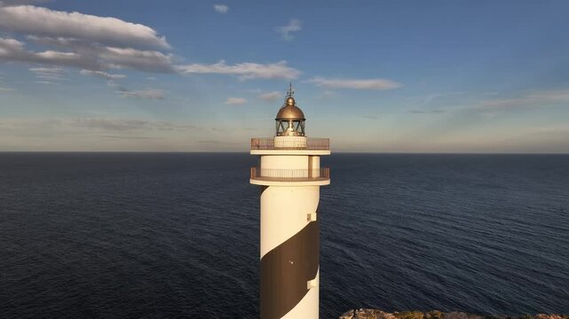 Faro de Punta Moscater pr&oacute;ximo a Sant Joan de Labritja, costa norte Ibiza, en el archipi&eacute;lago de las islas Baleares, Espa&ntilde;a