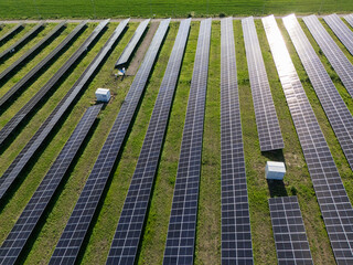 Obraz premium Aerial view of solar power station with energy storages