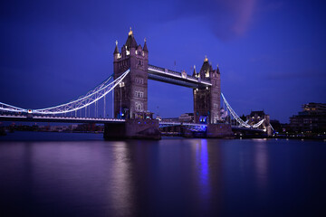 Obraz premium London night Tower Bridge reflection in Thames
