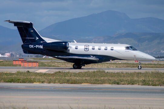 Avi&oacute;n ejecutivo Embraer Phenom 300 de la compa&ntilde;&iacute;a Atmospherica Aviation en el aeropuerto de M&aacute;laga Costa del Sol con matr&iacute;cula OK-PHM