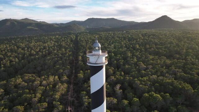 Faro de Punta Moscater pr&oacute;ximo a Sant Joan de Labritja, costa norte Ibiza, en el archipi&eacute;lago de las islas Baleares, Espa&ntilde;a