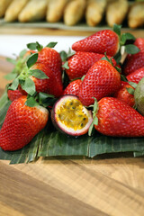 bodegón de fresas con maracuyá abierto por la mitad