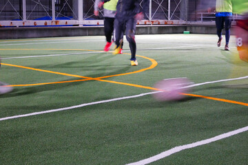 人工芝のピッチで行われているフットサルの風景