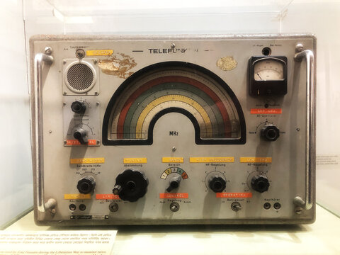 Shortwave Receiver Telefunken E 127 Kw/4 / E-640, vintage radio receiver