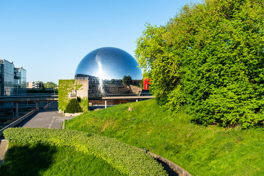 la cit&eacute; des sciences et de l'industrie au parc de la Villette &agrave; Paris en France