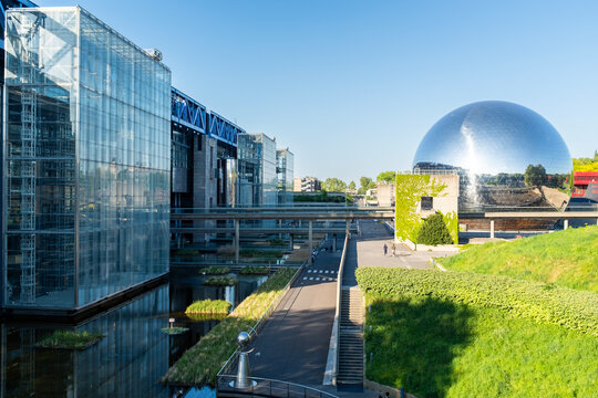 la cit&eacute; des sciences et de l'industrie au parc de la Villette &agrave; Paris en France