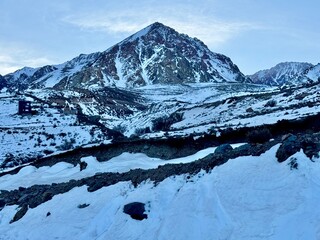 Montañas cubiertas de nieve en Vallecitos, Mendoza. Paisaje invernal en Argentina.