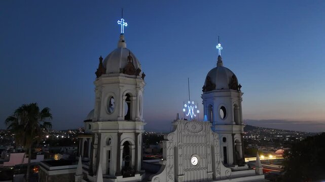 templos de tlaquepaque durante el atardecer
