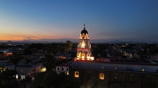 templos de tlaquepaque durante el atardecer
