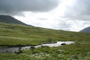 Small river flowing peacefully at the foot of a hill in a moorland landscape - Petite rivière...