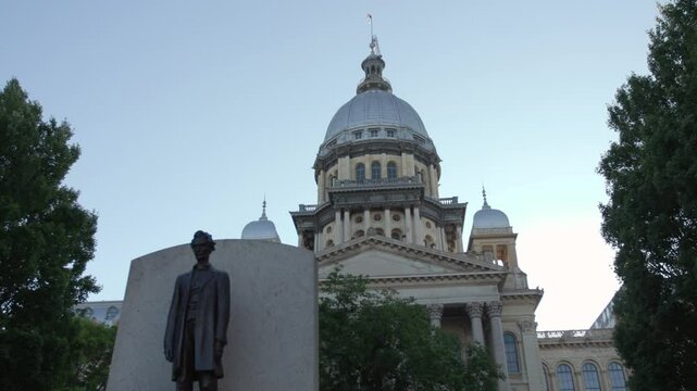 Illinois State Capitol and Abraham Lincoln statue