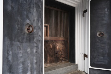 Traditional Japanese Storehouse Entrance with Wooden Sliding Doors © 雅弘 山口