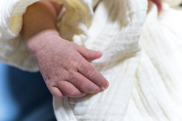 しわしわの生まれたばかりの赤ちゃんの手