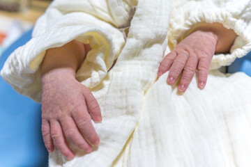 しわしわの生まれたばかりの赤ちゃんの手