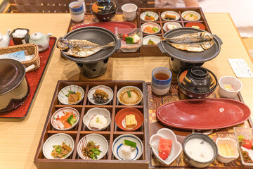 日本の高級旅館の美しい朝ごはんの風景