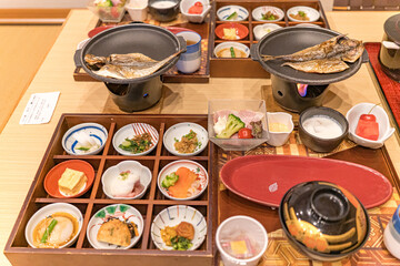 日本の高級旅館の美しい朝ごはんの風景
