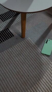 celular caindo no ch&atilde;o