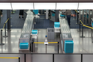 空港の手荷物検査場の風景