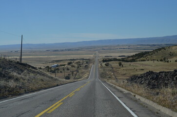 Ruta infinita entre colinas patagónicas, Carretera Austral, Aysén, Chile.