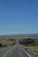 Carretera Austral en Aysén, Chile: ruta escénica entre montañas y bosques patagónicos.