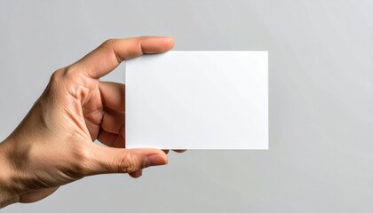 Obraz premium a hand holding a blank business card, ready for branding or a message