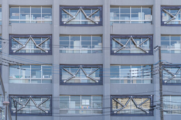 地震対策の免震構造を施された日本の学校の窓