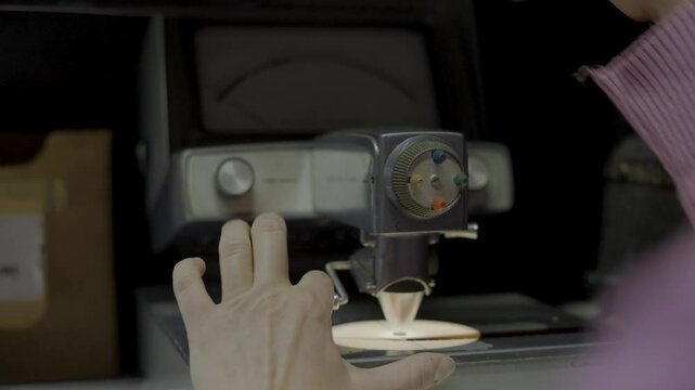 Persona manipulando pel&iacute;cula f&iacute;lmica de 16mm o 35mm en mesa de montaje f&iacute;sico. Cine anal&oacute;gico, moviola, edici&oacute;n tradicional, cinematograf&iacute;a, historia del cine.