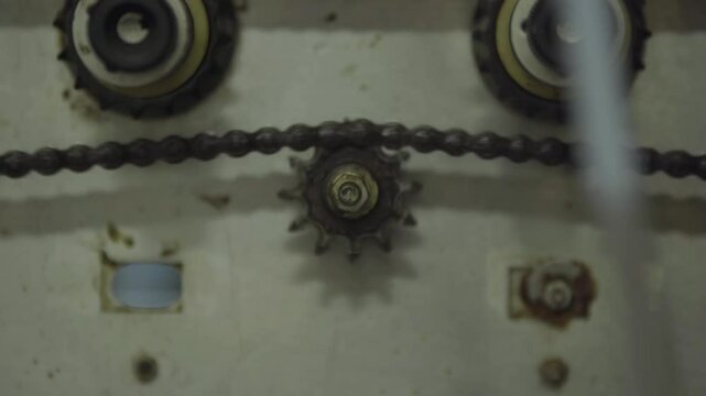 Engranaje en movimiento, cadena de engranajes industriales en acci&oacute;n, maquinaria mec&aacute;nica, proceso de fabricaci&oacute;n y tecnolog&iacute;a antigua. Sistema de engranajes en funcionamiento, maquinaria vintage. 