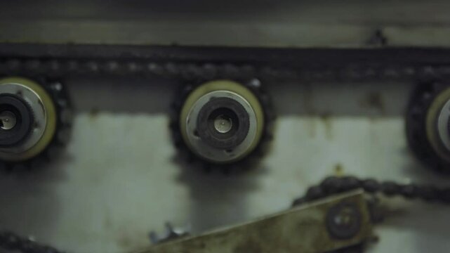 Engranaje en movimiento, cadena de engranajes industriales en acci&oacute;n, maquinaria mec&aacute;nica, proceso de fabricaci&oacute;n y tecnolog&iacute;a antigua. Sistema de engranajes en funcionamiento, maquinaria vintage. 