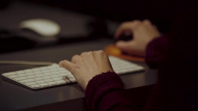 Persona usando un teclado y un mouse. Trabajo digital, tecnolog&iacute;a, uso de computadora, entorno de oficina o edici&oacute;n.