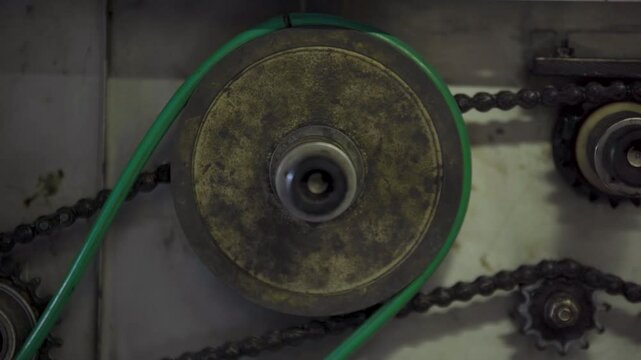 Engranaje en movimiento, cadena de engranajes industriales en acci&oacute;n, maquinaria mec&aacute;nica, proceso de fabricaci&oacute;n y tecnolog&iacute;a antigua. Sistema de engranajes en funcionamiento, maquinaria vintage. 