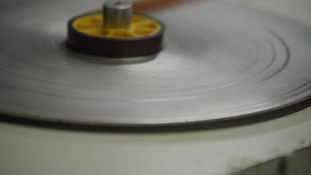 Persona manipulando pel&iacute;cula f&iacute;lmica de 16mm o 35mm en mesa de montaje f&iacute;sico. Montaje, Cine anal&oacute;gico, moviola, edici&oacute;n tradicional, cinematograf&iacute;a, historia del cine.