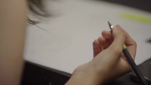 Chica dibujando en una hoja con l&aacute;piz, expresi&oacute;n art&iacute;stica, proceso creativo. Estilo de vida art&iacute;stico, concentraci&oacute;n, trabajo manual.