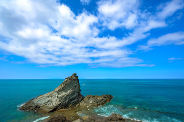  ふちぶい岩が映える石垣島の碧い海　御神崎