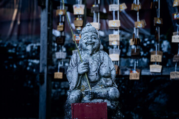  日光二荒山神社に鎮座する恵比寿像と願いの絵馬