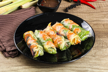 Vietnamese spring roll with prawn and mango