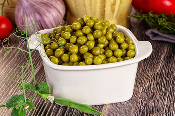 Sweet young canned green peas