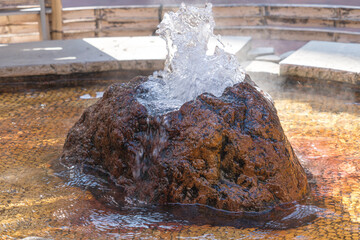 日本の大分県の別府の駅前にある手湯の風景