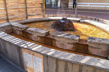 日本の大分県の別府の駅前にある手湯の風景