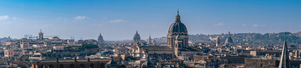 Naklejka premium Panoramic View of Rome Skyline with St. Peter’s Basilica at Sunset