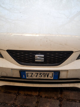 Front View of White SEAT Ibiza 6J Facelift Model Featuring Black Grille and Vehicle Registration Number Plate Revealing Vehicle's Design and Identifying Details in Photo