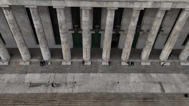 Vista a&eacute;rea de la entrada principal de la Facultad de Derecho de la UBA, con columnas neocl&aacute;sicas. Recoleta, Ciudad Aut&oacute;noma de Buenos Aires, Argentina. Arquitectura monumental, educaci&oacute;n, historia, t