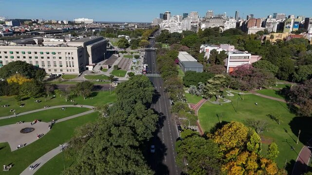 Vista a&eacute;rea de Recoleta con la Facultad de Derecho de la UBA, la Floralis Gen&eacute;rica y Avenida Figueroa Alcorta. D&iacute;a soleado, tr&aacute;nsito, espacios verdes, arquitectura monumental, turismo, viajes, ciudad