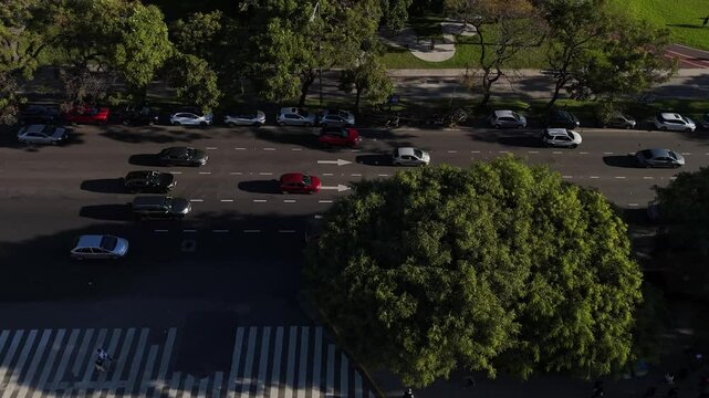 Vista a&eacute;rea de Recoleta con la Facultad de Derecho de la UBA, la Floralis Gen&eacute;rica y Avenida Figueroa Alcorta. D&iacute;a soleado, tr&aacute;nsito, espacios verdes, arquitectura monumental, turismo, viajes, ciudad