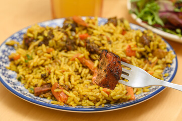 Danie azjatyckie z ryżem w przyprawie curry z grillowana wieprzowiną