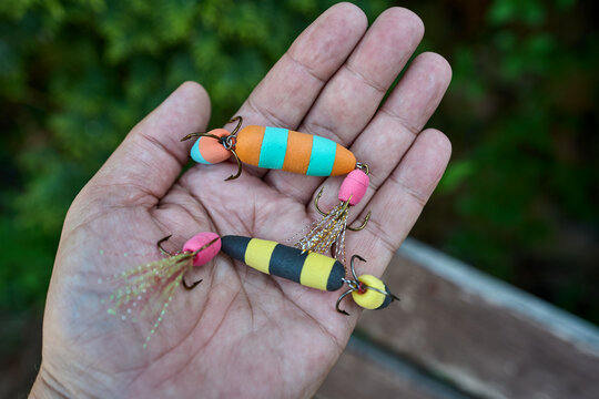 Wędkarz trzymający mandule spinningową przynęte na ryby drapieżne